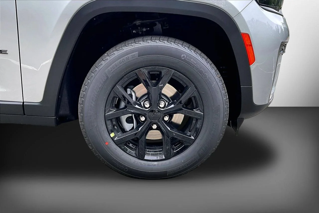 New 2026 Silver Zynith Jeep Altitude image 32