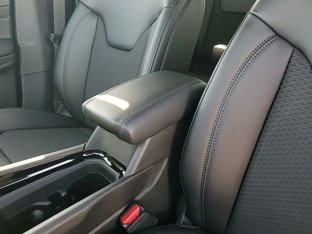 New 2026 Black Jeep Latitude image 33