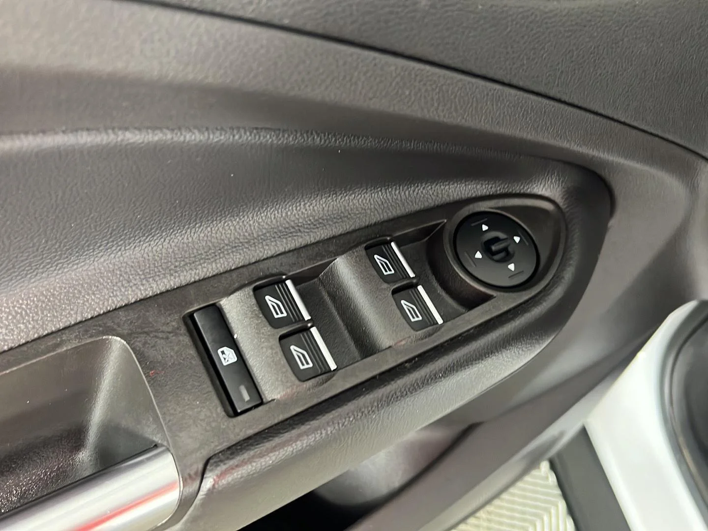 Used 2019 Oxford White Ford SEL image 11