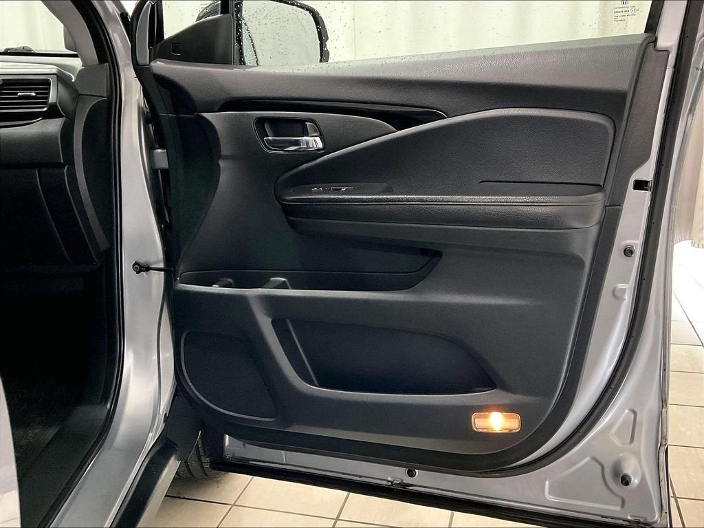 Used 2016 Silver Honda Elite image 12