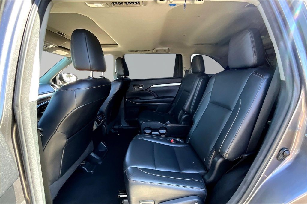 Used 2016 Gray Toyota XLE V6 image 22