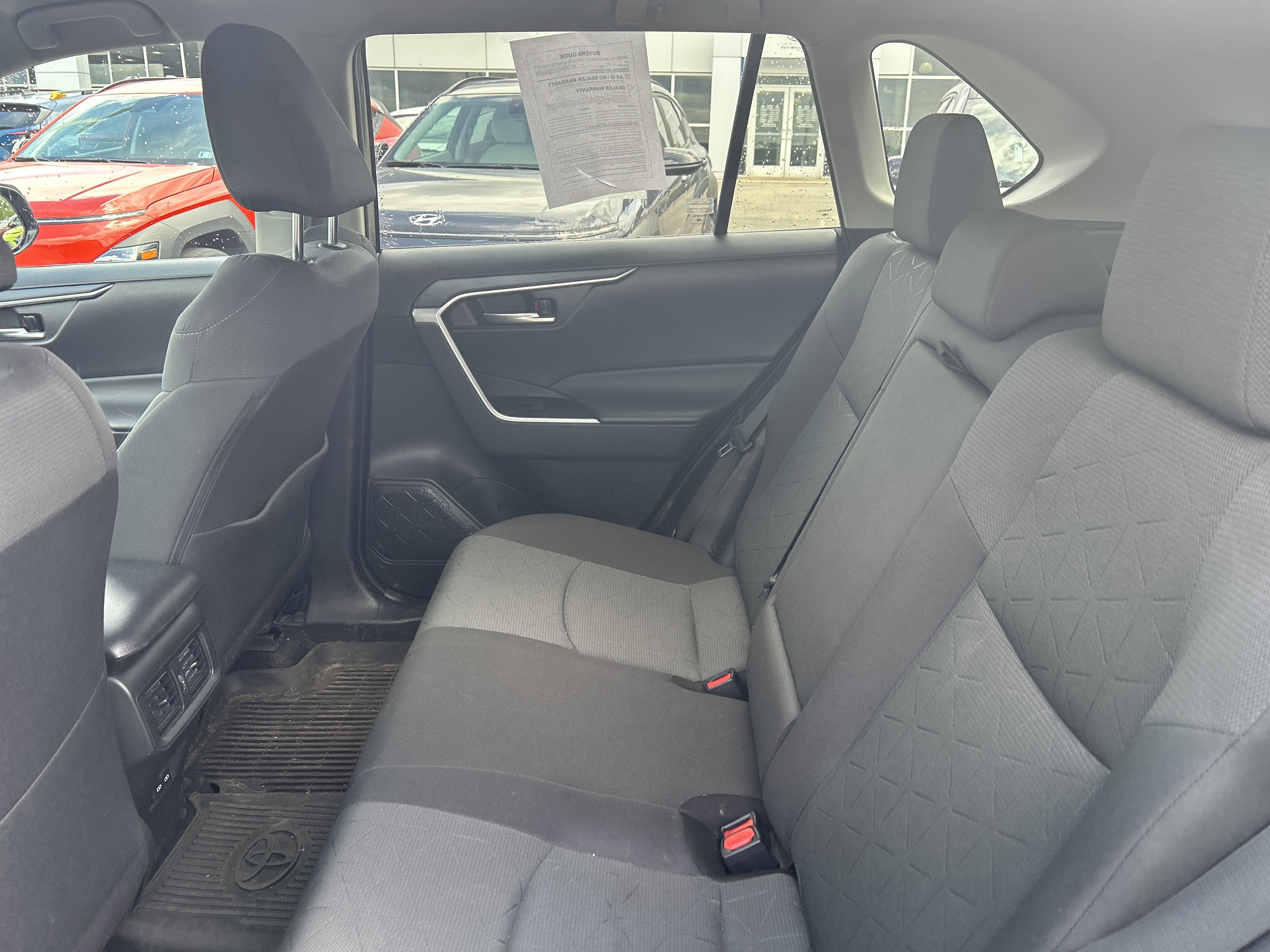 2024 Toyota RAV4 XLE - Photo 11