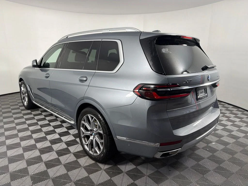 Used 2025 Gray BMW xDrive40i image 7