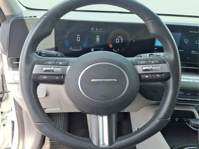 Used 2025 White Hyundai SEL image 22