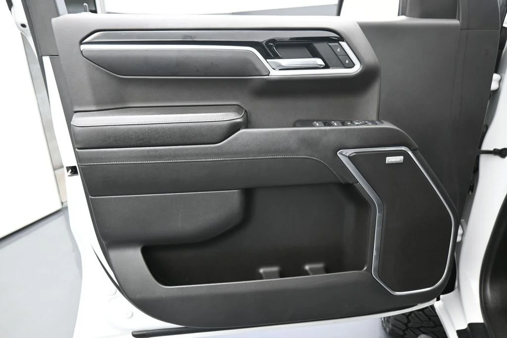 Used 2022 Summit White Chevrolet RST image 13