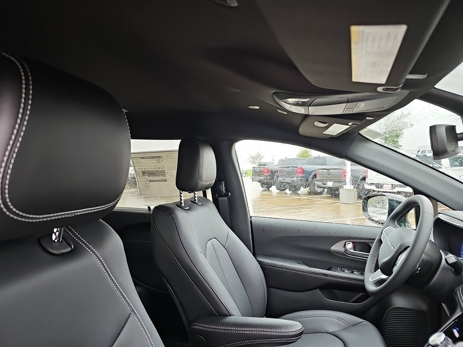 New 2027 Diamond Black Crystal Pearlcoat Chrysler Select image 11