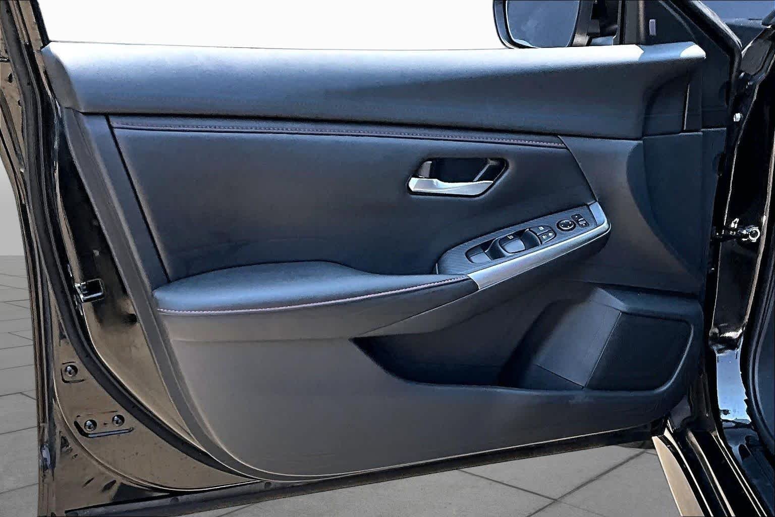 Used 2025 Super Black Nissan SR image 22