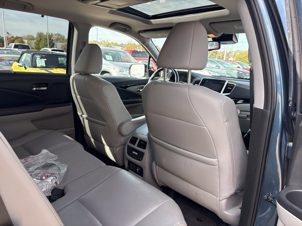 Used 2016 Blue Honda Touring image 33