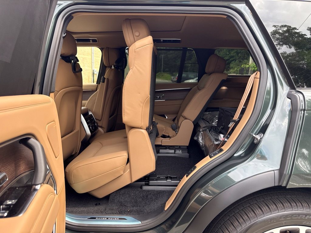 New 2027 Belgravia Green Land Rover SE image 14