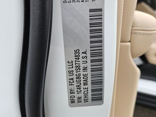 New 2025 Bright White Clear-Coat Exterior Paint Jeep Limited image 17