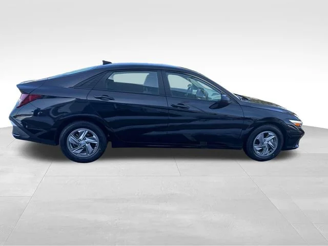 Used 2025 Black Hyundai SE image 7
