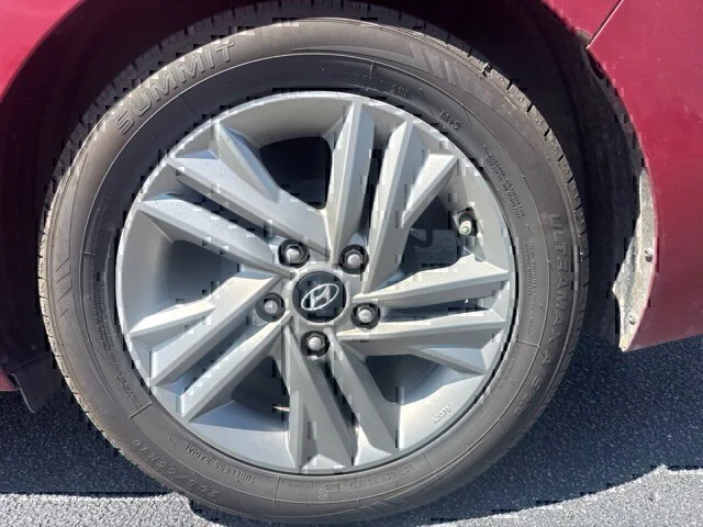 Used 2020 Red Hyundai SE image 10