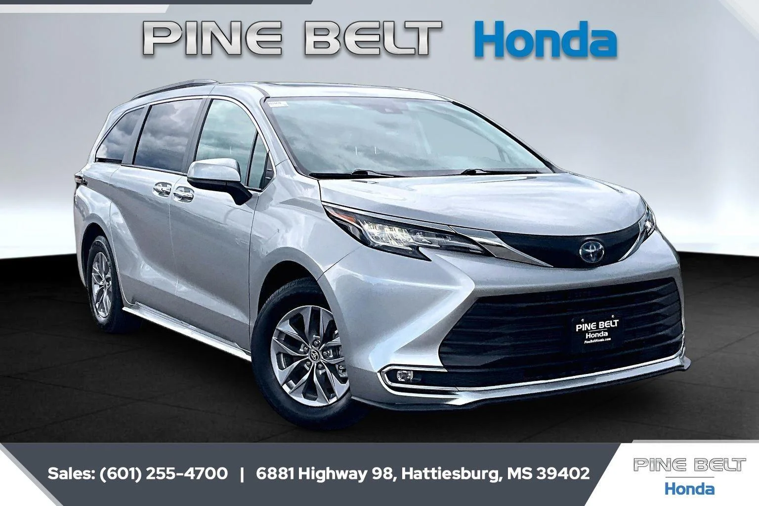 2023 Toyota Sienna XLE 7-Passenger Hybrid FWD's photo