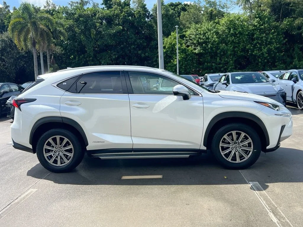 Used 2018 Eminent White Pearl Lexus 300h image 8