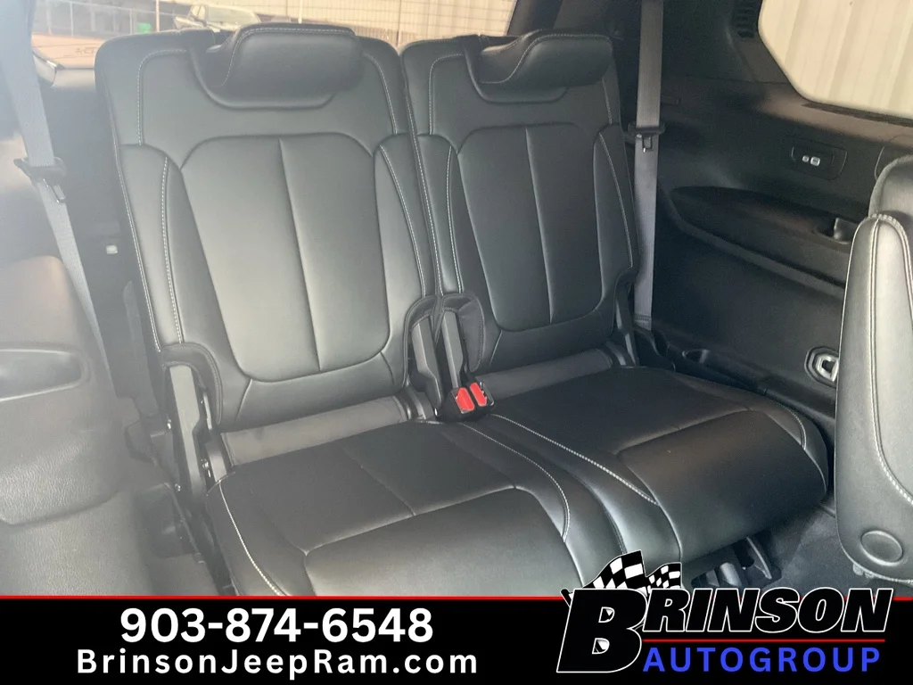 Used 2025 Diamond Black Crystal Pearlcoat Jeep Limited image 21