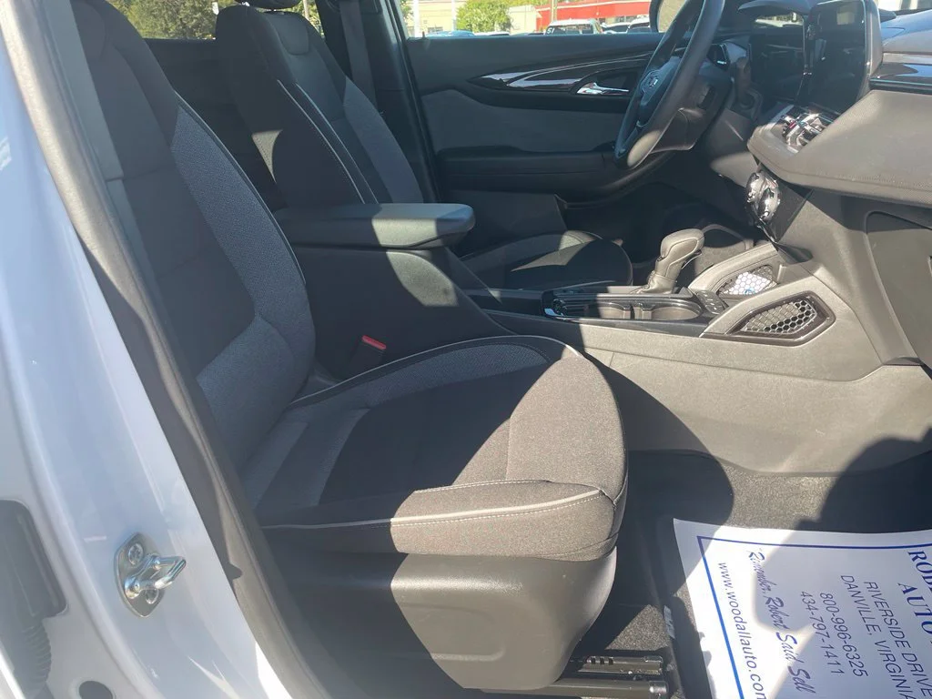 Used 2025 Summit White Chevrolet LT image 17