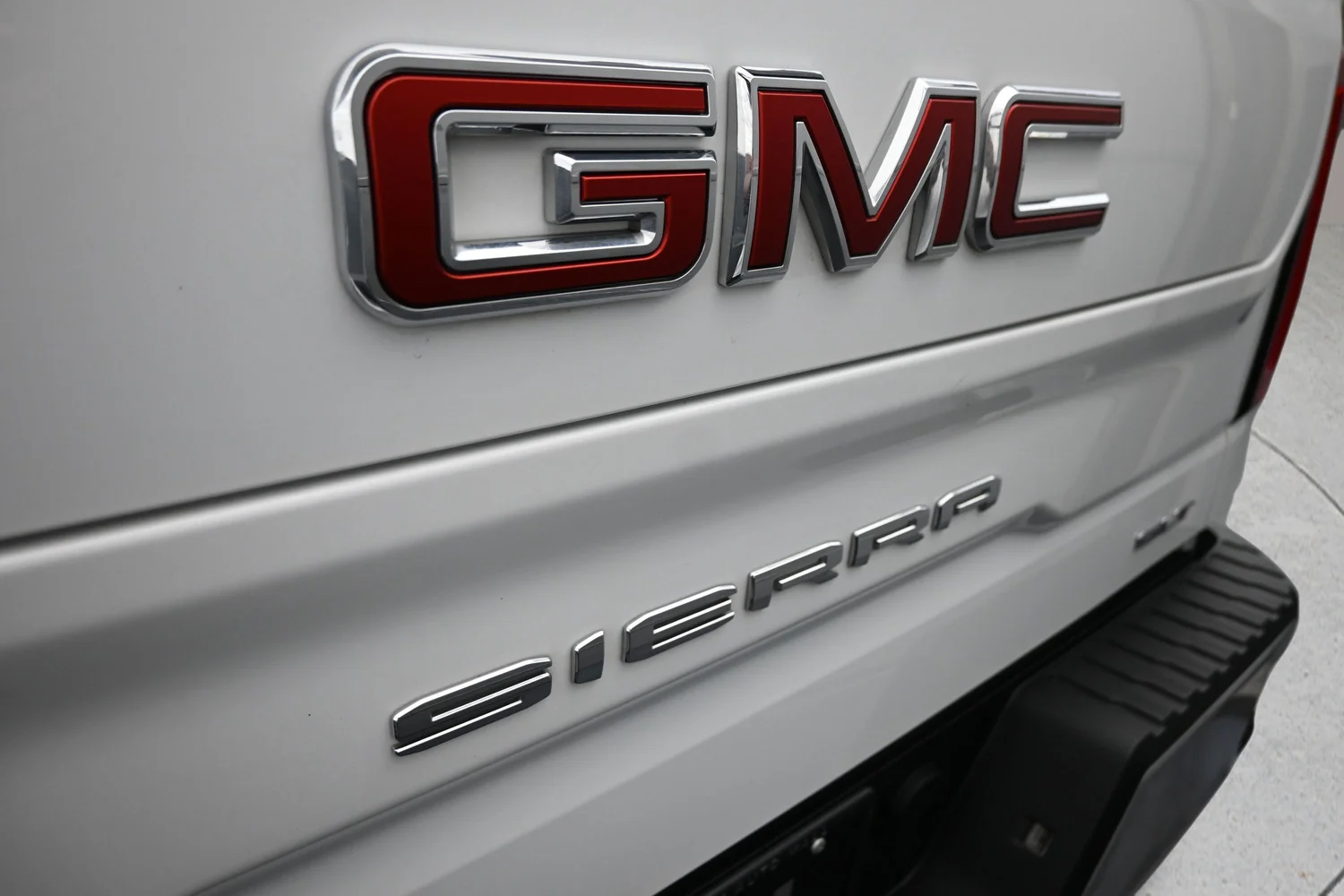 Used 2025 White GMC SLT image 26
