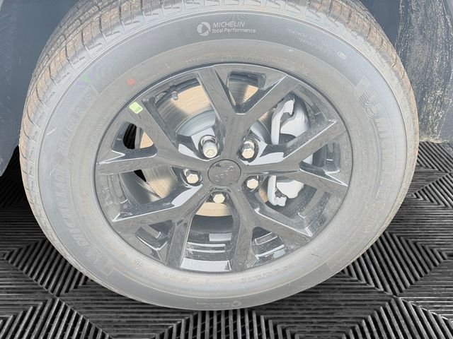 New 2026 Bright White Clear-Coat Exterior Paint Jeep Altitude image 9