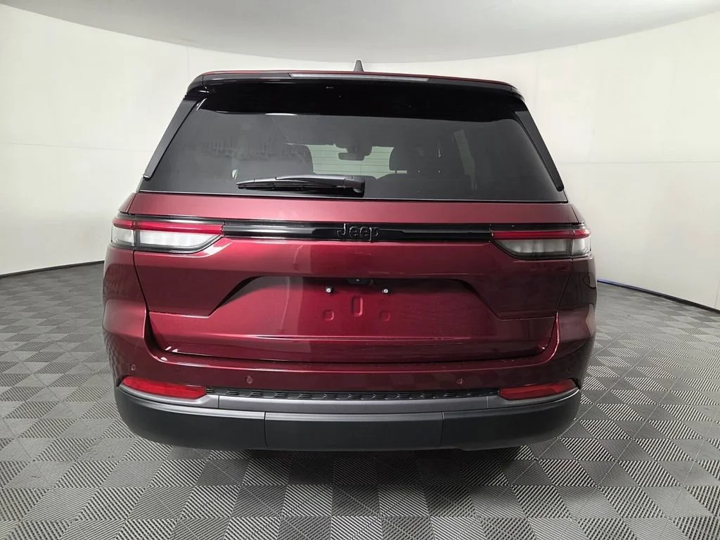 New 2026 Velvet Red Pearl-Coat Exterior Paint Jeep Laredo Altitude image 4