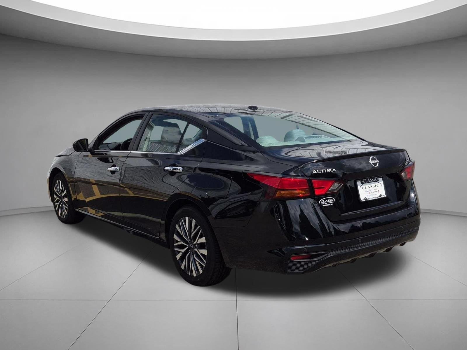 Used 2025 Super Black Nissan SV image 3
