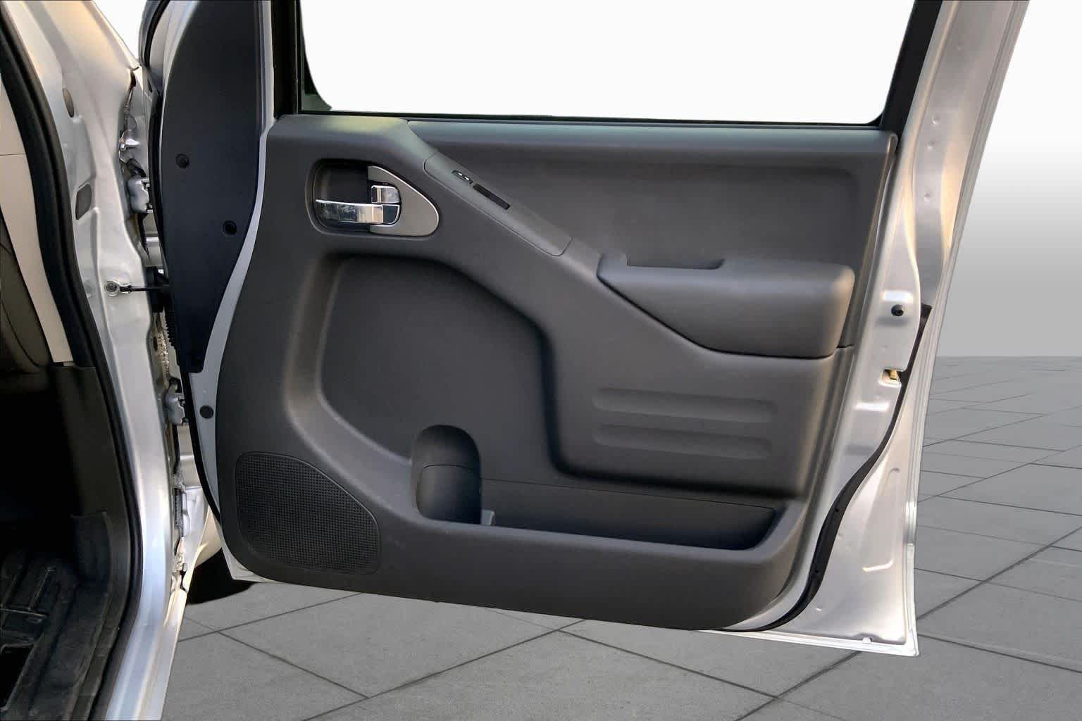 Used 2017 Brilliant Silver Nissan Desert Runner image 20