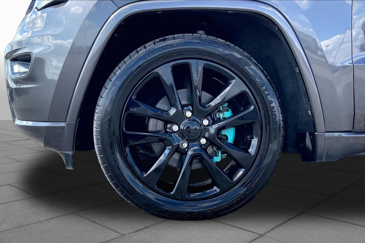 Used 2018 Granite Crystal Metallic Clearcoat Jeep Altitude image 11