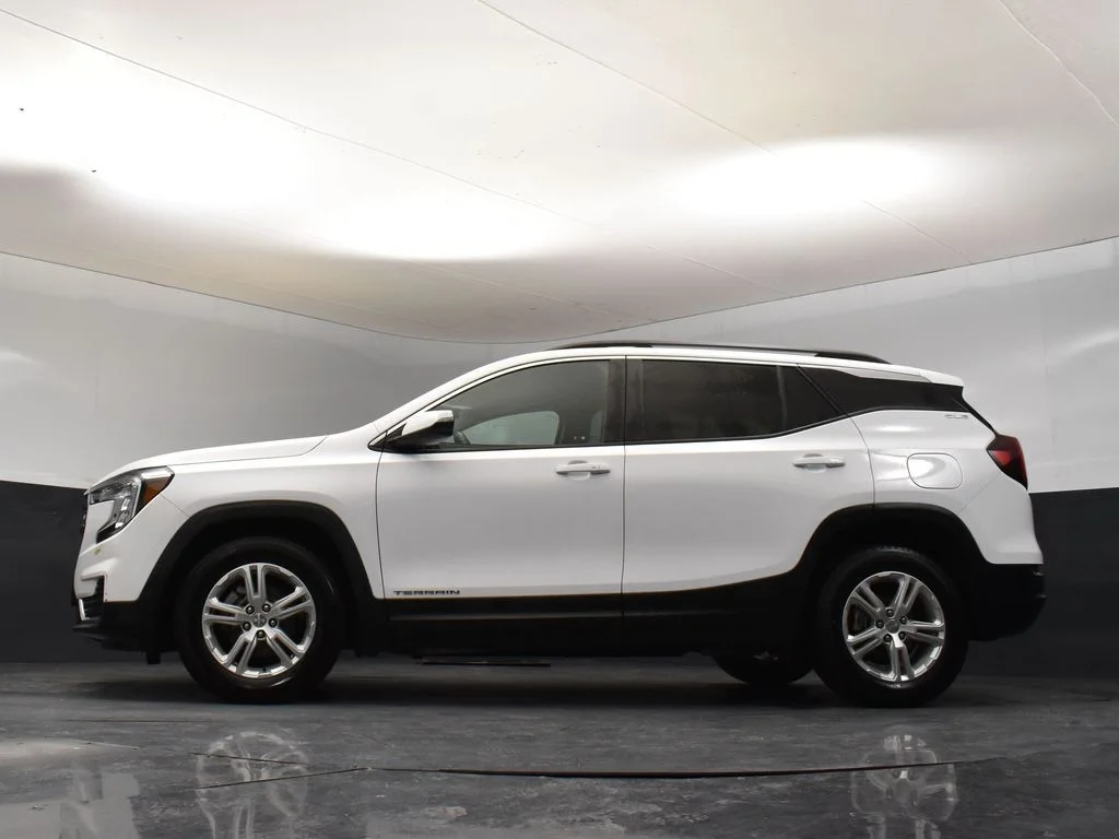 Used 2022 White GMC SLE image 9