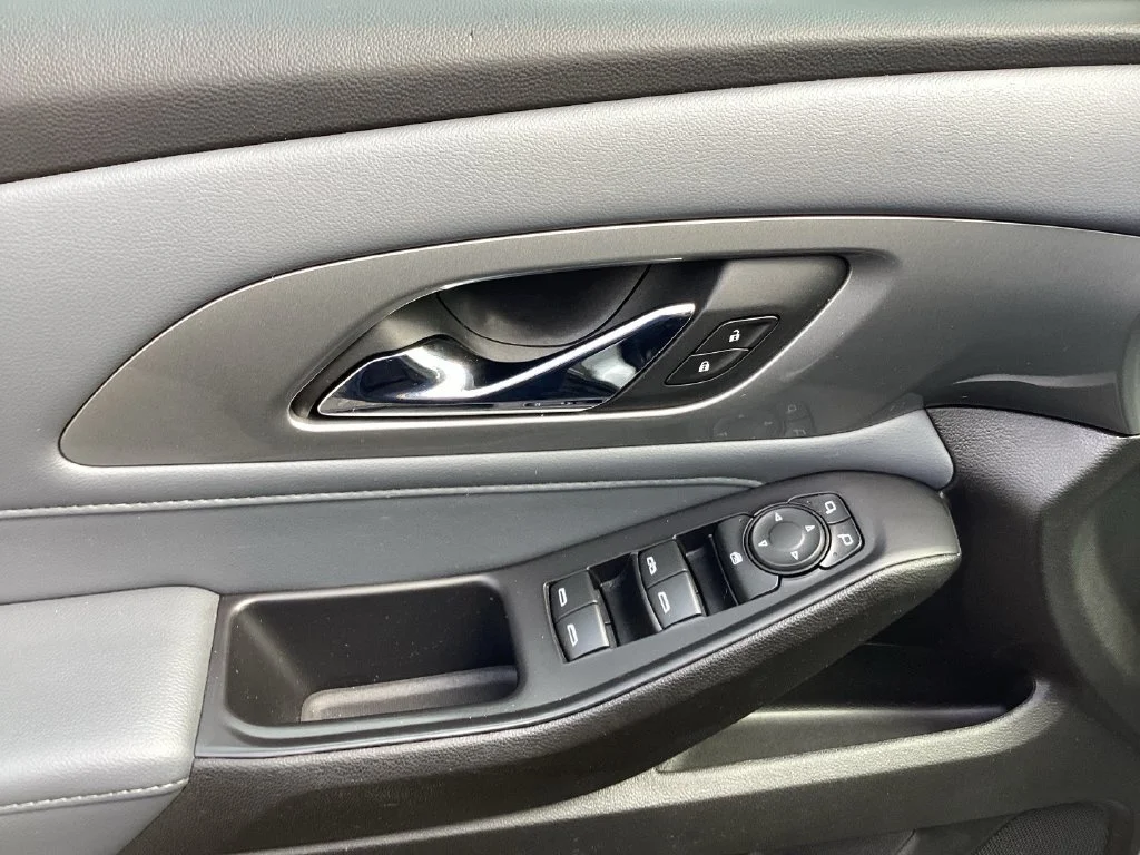 Used 2021 SILVER ICE METALLIC Chevrolet LT Cloth image 34