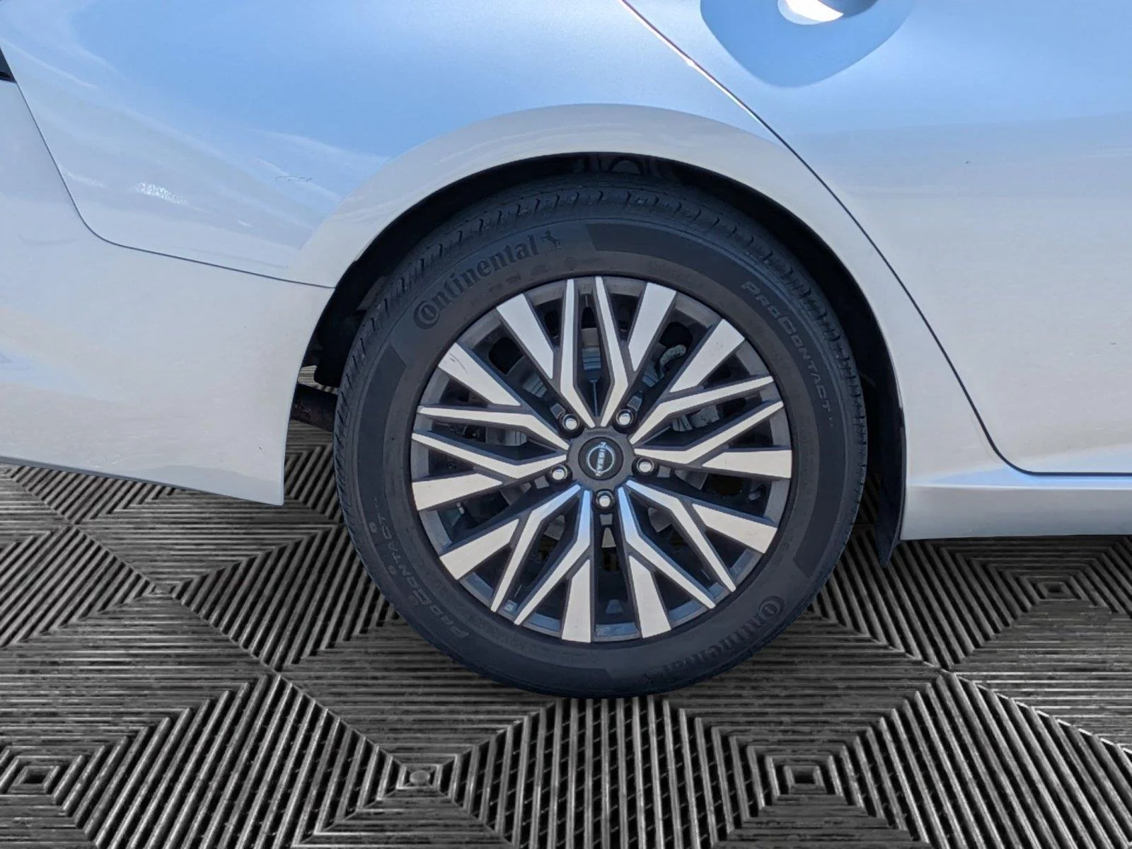 Used 2023 Brilliant Silver Metallic Nissan 2.5 SV image 9