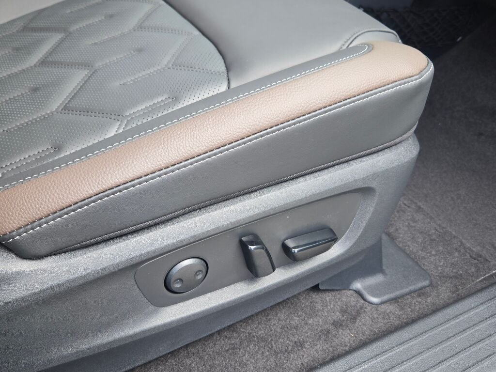 New 2026 Everest White Pearl TriCoat / Super Black Two-tone Nissan Platinum image 5