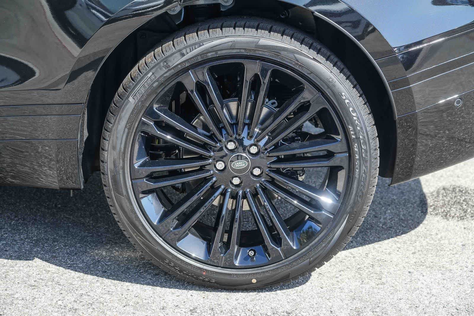New 2026 Santorini Black Land Rover Dynamic SE image 8