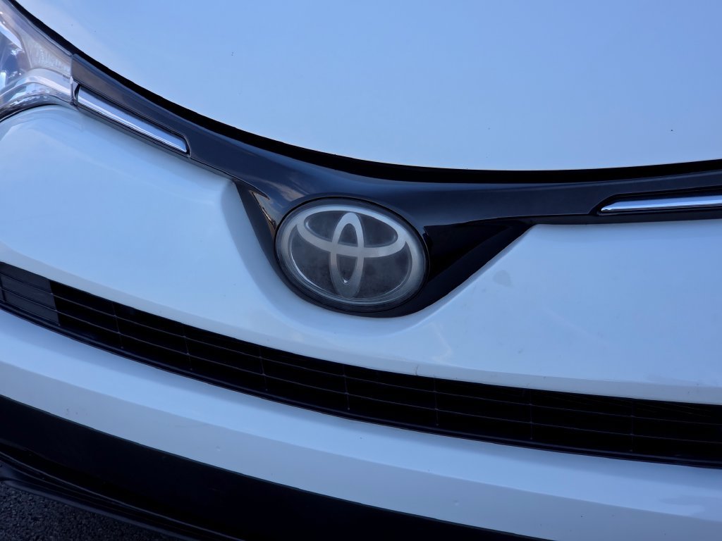 Used 2017 White Toyota LE image 13