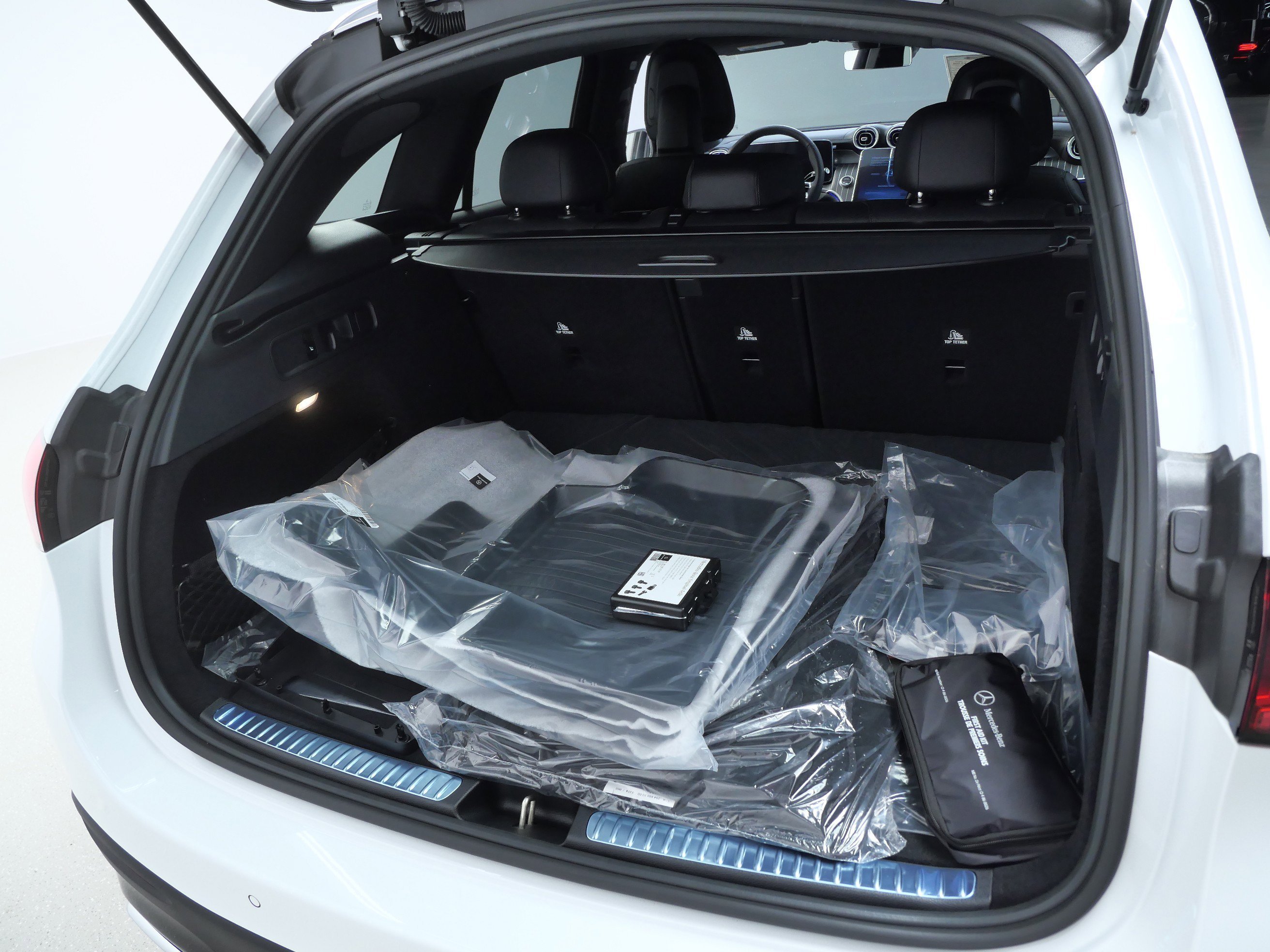 New 2026 MANUFAKTUR Moonlight White Metallic Mercedes-Benz GLC 300 image 7