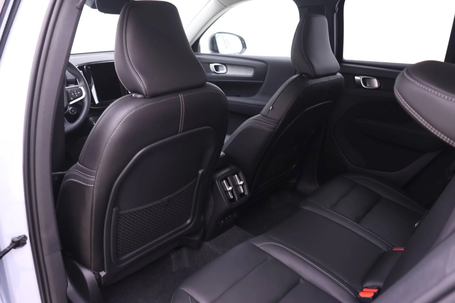 2026 Volvo XC40 Plus - Photo 15