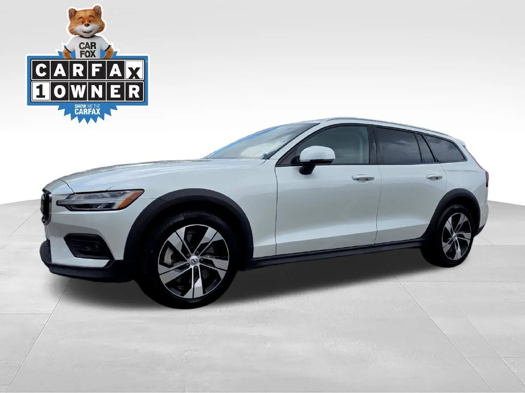 Used 2025  Volvo Plus image 2