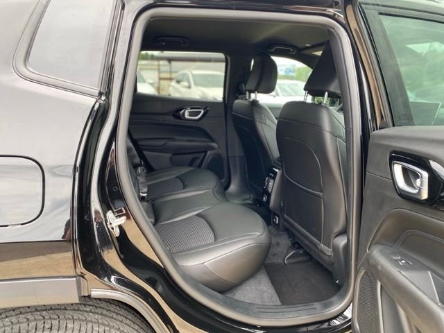 New 2026 Diamond Black Crystal Pearl-Coat Exterior Paint Jeep Latitude image 12