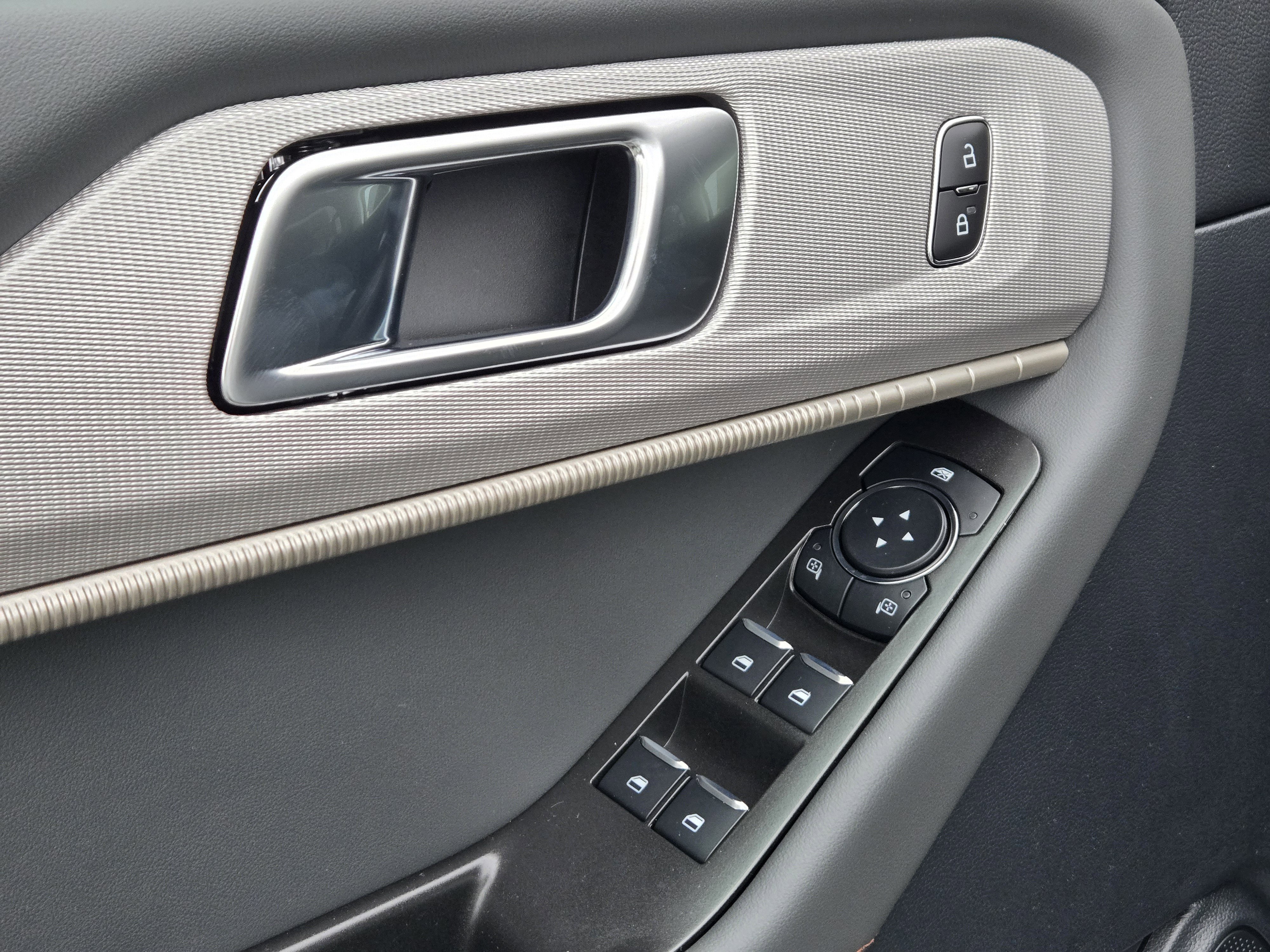 New 2026 Space White Metallic FORD Active image 15