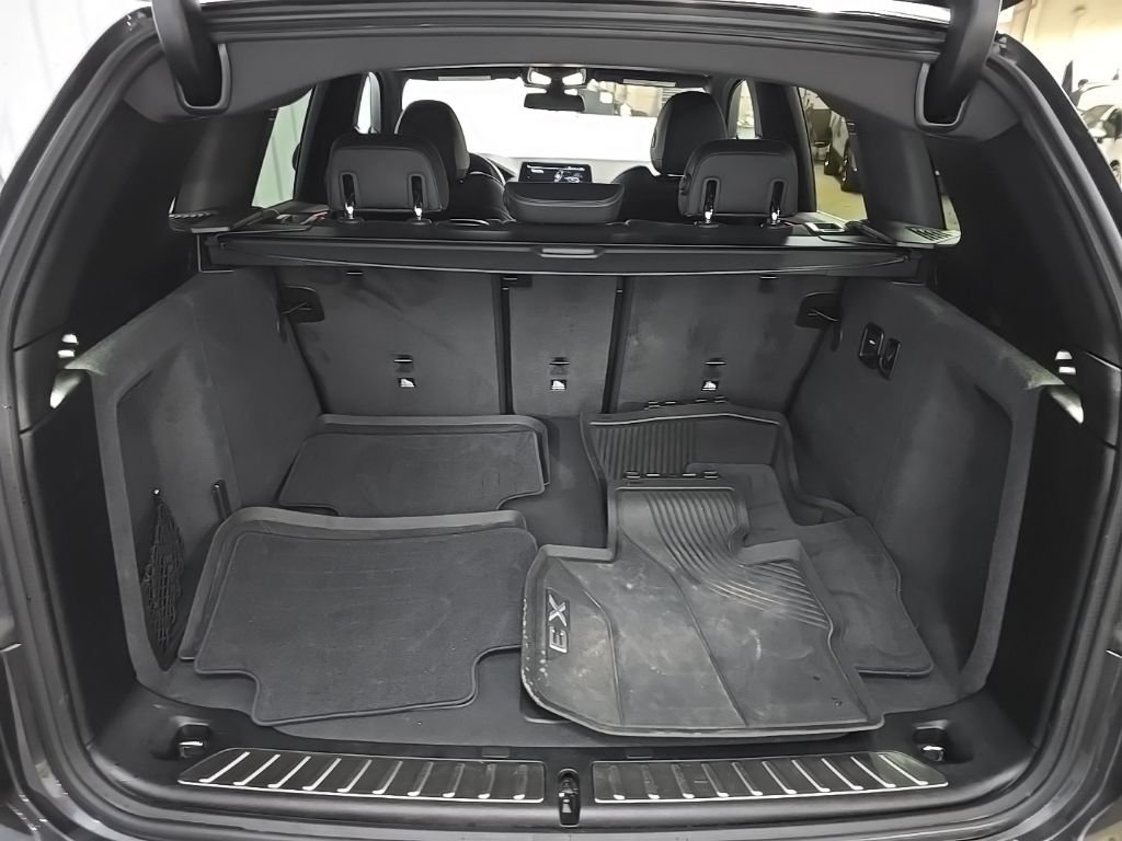 Used 2024 Gray BMW xDrive30i image 12