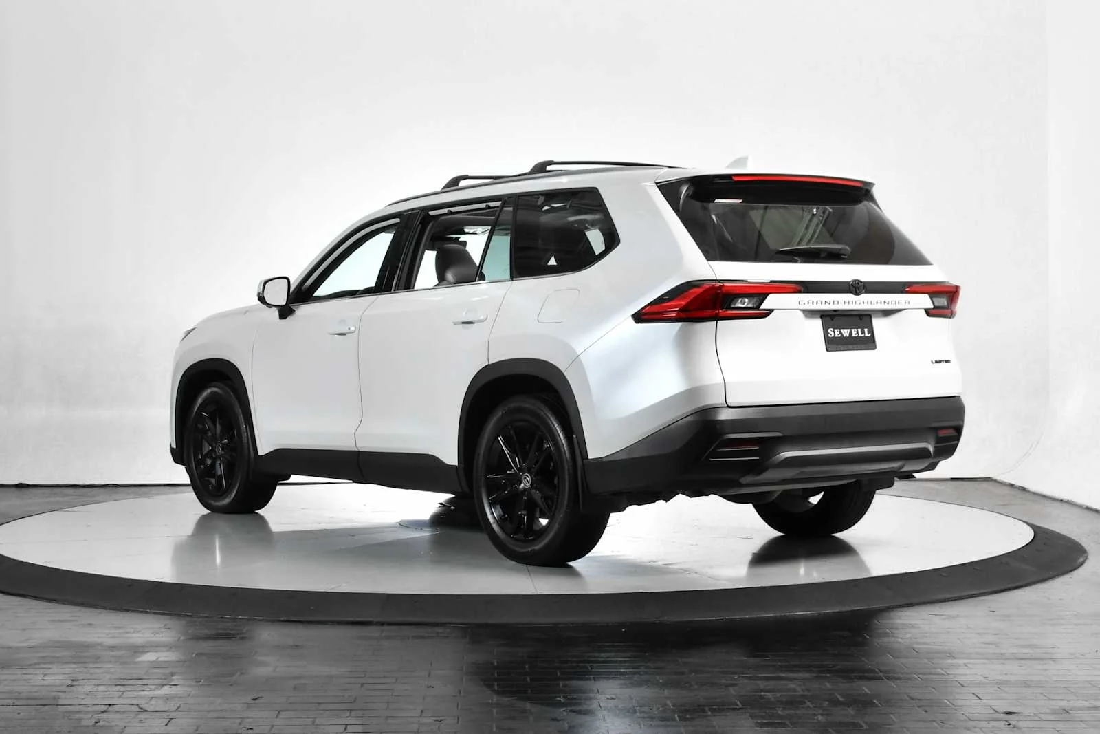 Used 2024 Wind Chill Pearl Toyota Limited image 4