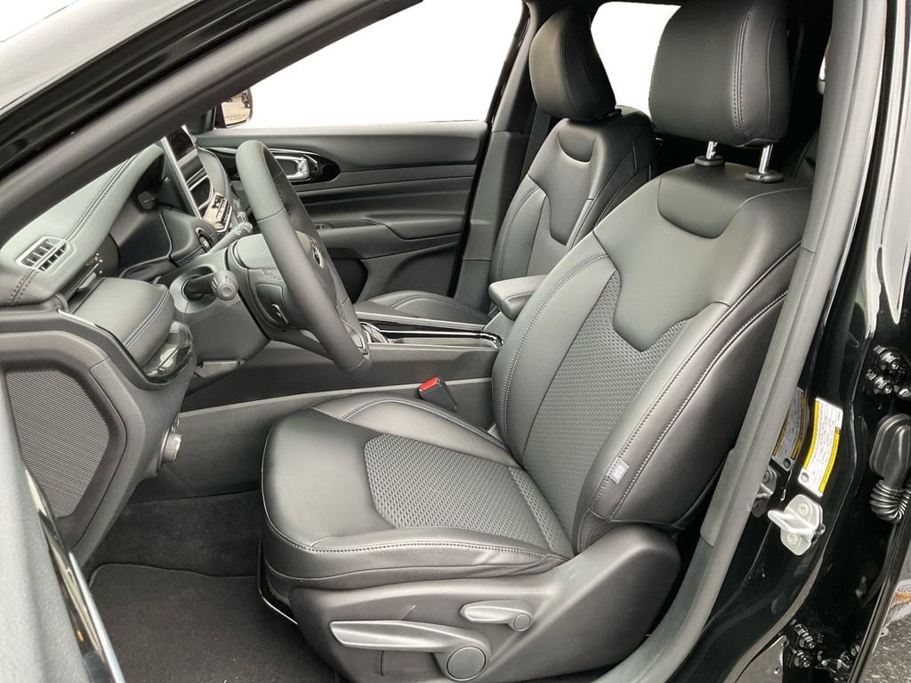 New 2026 Diamond Black Crystal Pearl-Coat Exterior Paint Jeep Latitude image 26