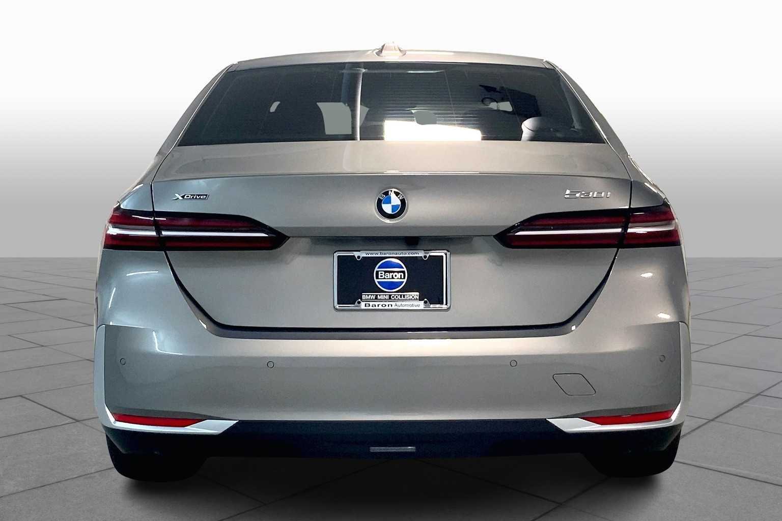 New 2026 Oxide Grey Metallic BMW 530i xDrive image 4