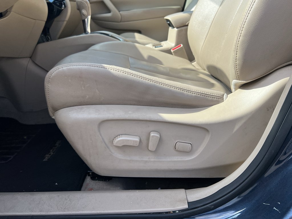 Used 2015 Arctic Blue Metallic Nissan SL image 13