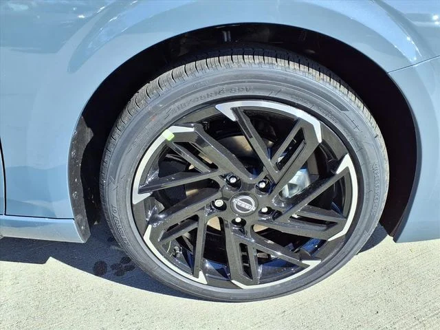 New 2026 Atlantic Gray Metallic / Super Black Two-tone Nissan SR image 5