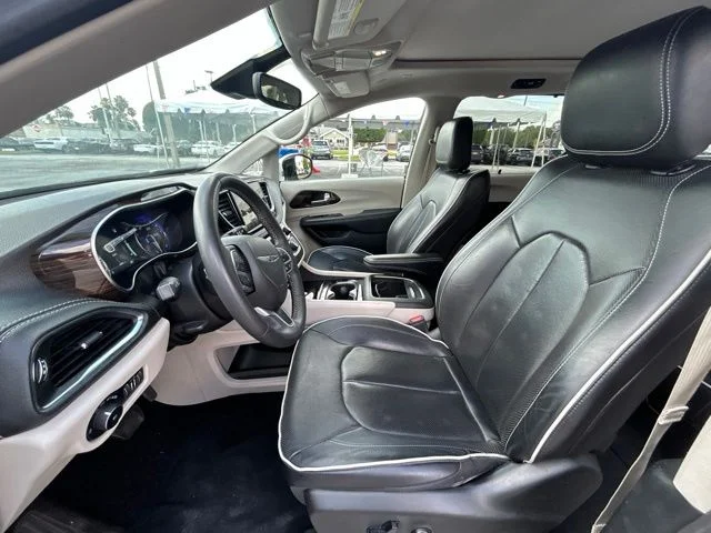 Used 2023  Chrysler Limited image 6