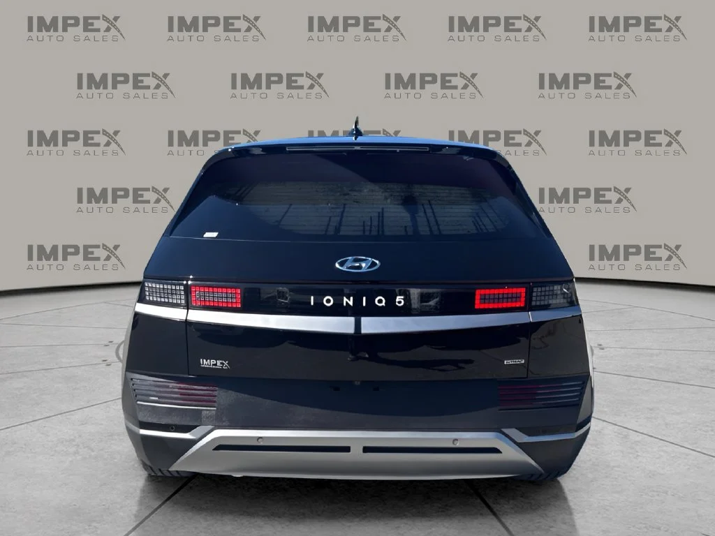 Used 2023 Black Hyundai SE image 4