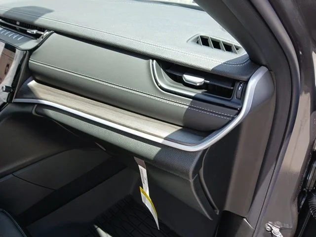 New 2026 Baltic Gray Metallic Clear-Coat Exterior Paint Jeep Limited Reserve image 29