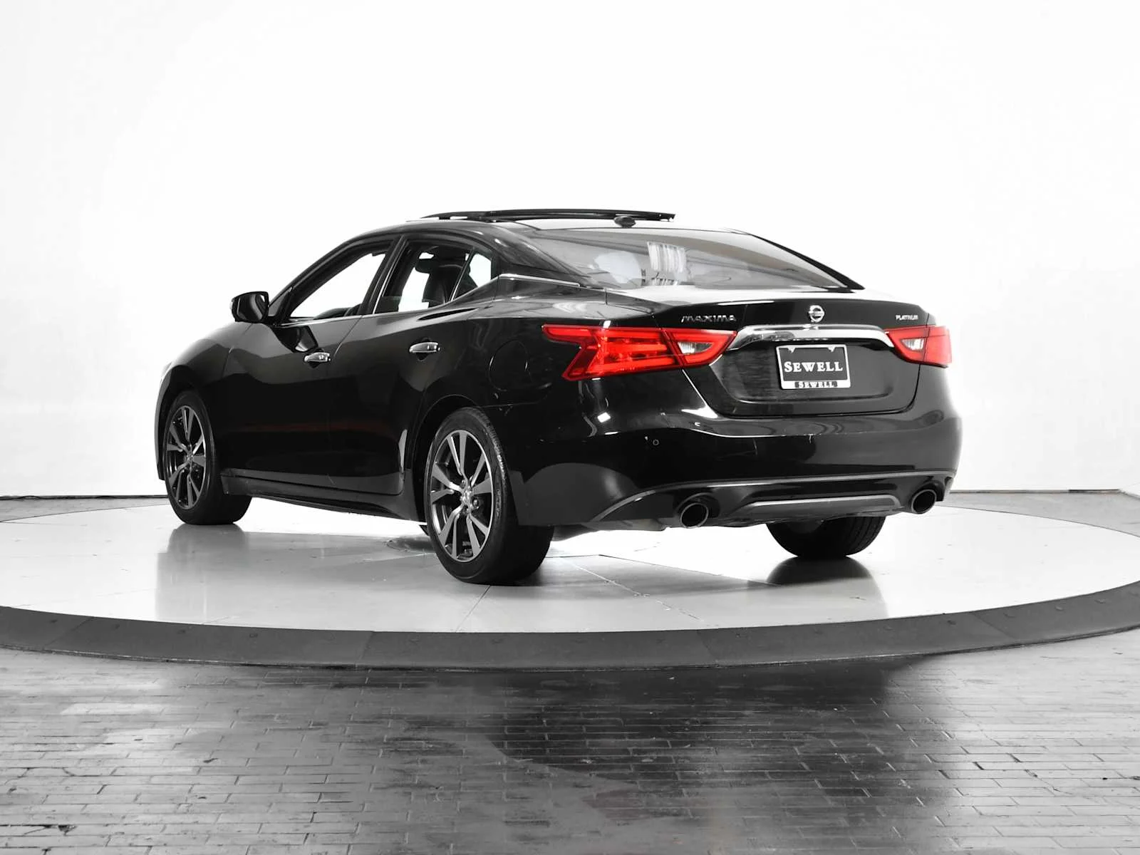 Used 2016 Super Black Nissan 3.5 Platinum image 4