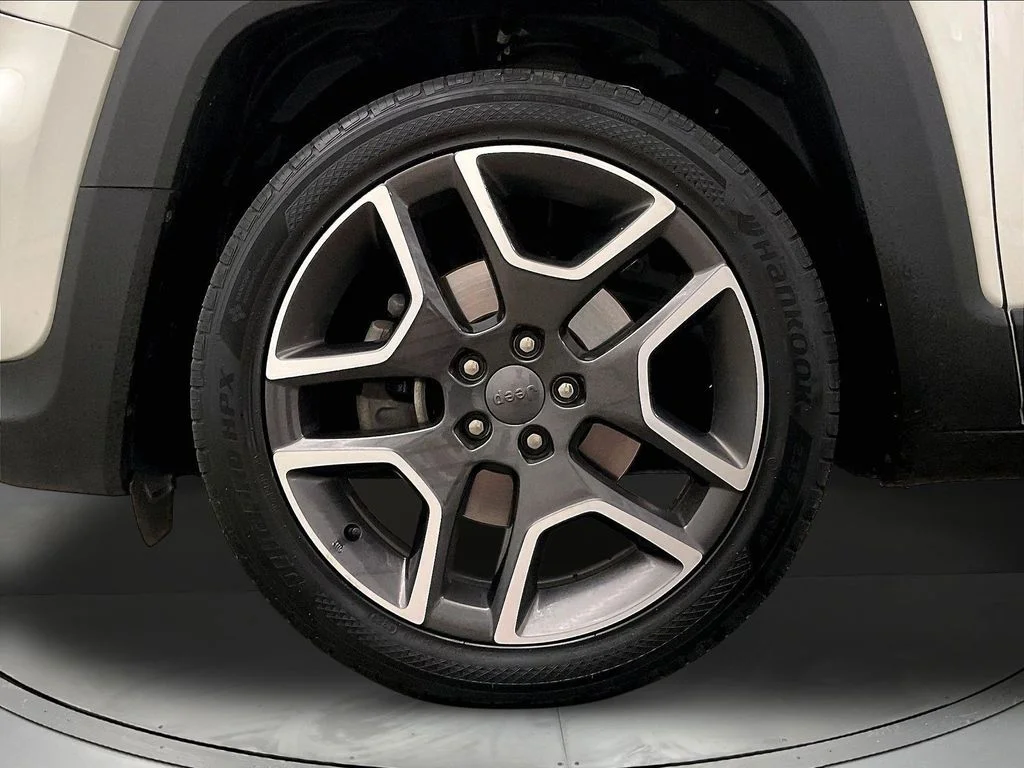 Used 2021 White Jeep Latitude image 12