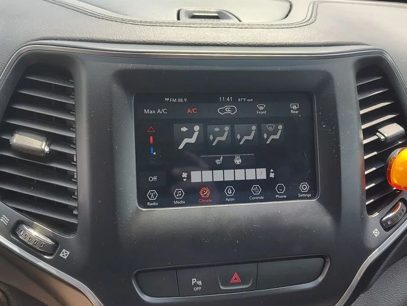 Used 2019 Gray Jeep Latitude Plus image 15
