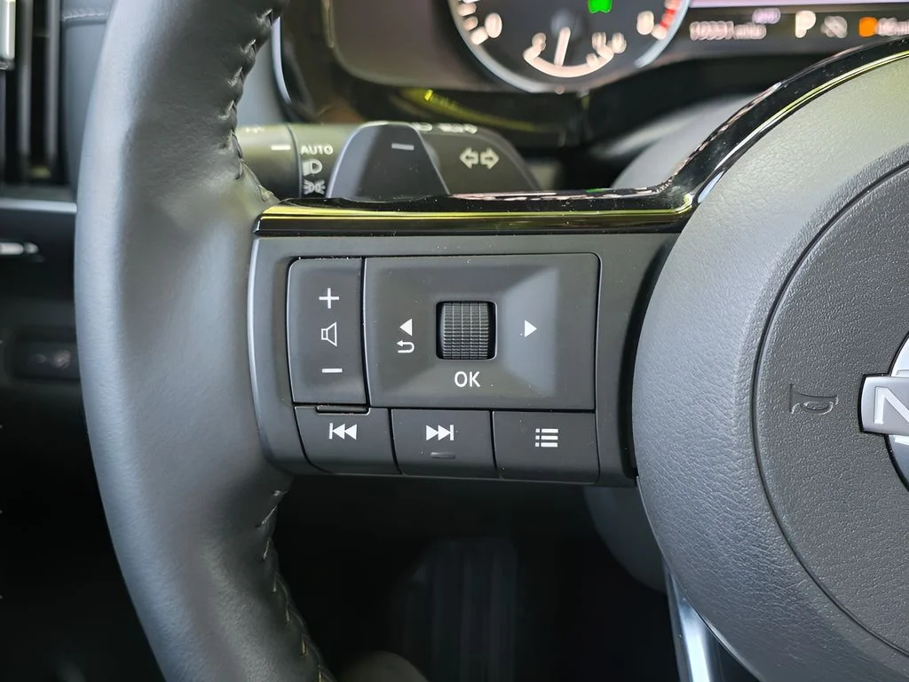 Used 2025 Super Black Nissan SL image 22
